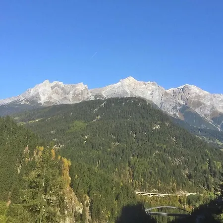 アパート In With Mountain Views